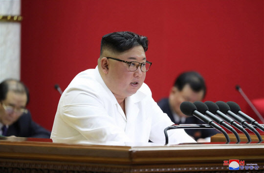김정은 북한 노동당 위원장이 29일 노동당 제7기 5차 전원회의를 이틀 연속 직접 주재했다고 조선중앙통신이 30일 보도했다. 김 위원장은 이틀째 회의에서 "대외사업·군수공업·무장력 임무"를 강조했다.  [연합뉴스]